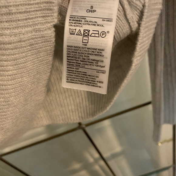 Women’s Gap Merino Wool Blend Sweater - Picture 5 of 8